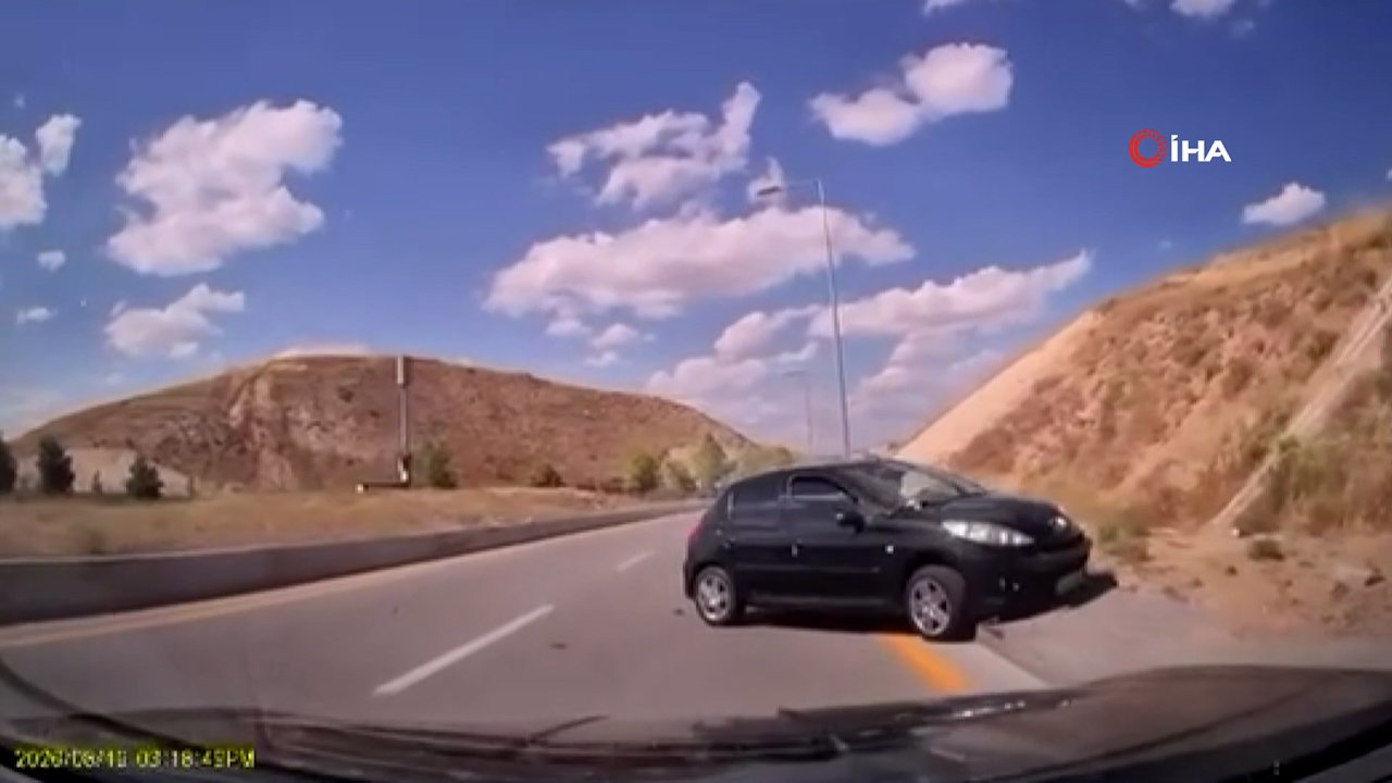Virajı alamayıp refüje çakıldı! Zincirleme kazadan kıl payı dönüldü