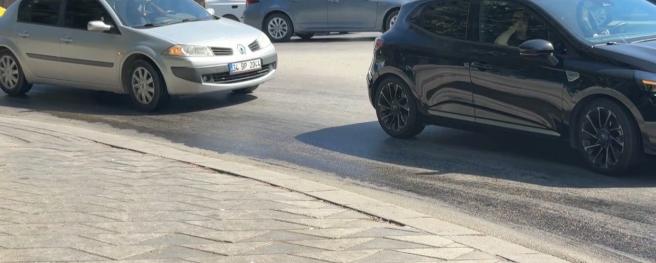 Yola sızan motor yağı trafiği birbirine kattı! Araçlar yolda tutunmakta güçlük çekti