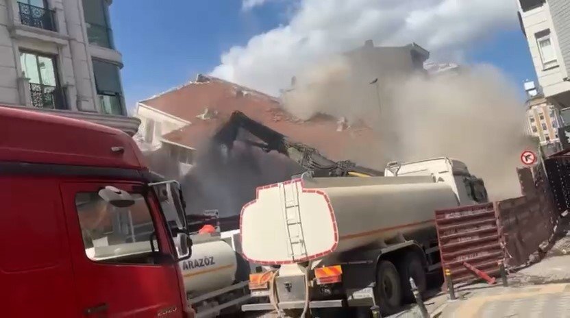 Zeytinburnu’nda korku dolu anlar! 4 katlı bina ilk darbeyi alır almaz çöktü, çevredekiler nereye kaçacağını şaşırdı