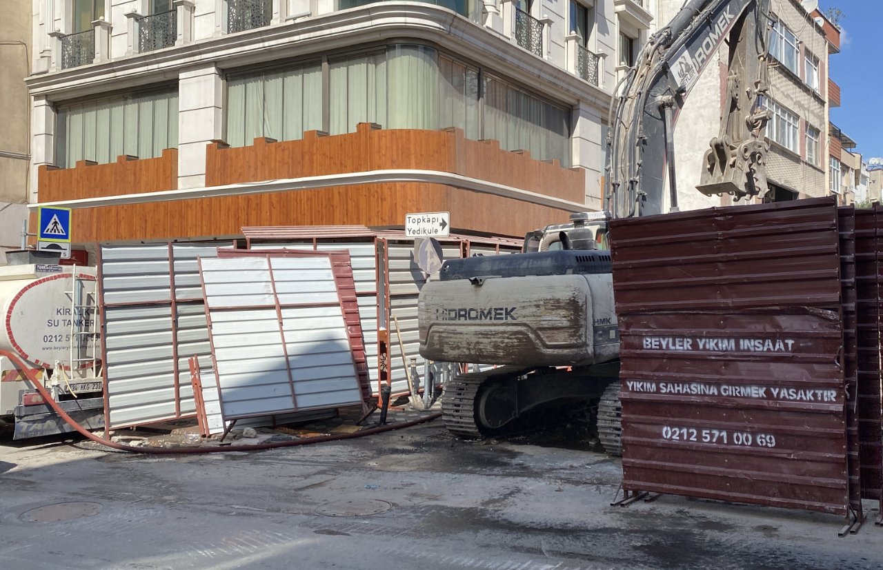 Zeytinburnu’nda korku dolu anlar! 4 katlı bina ilk darbeyi alır almaz çöktü, çevredekiler nereye kaçacağını şaşırdı