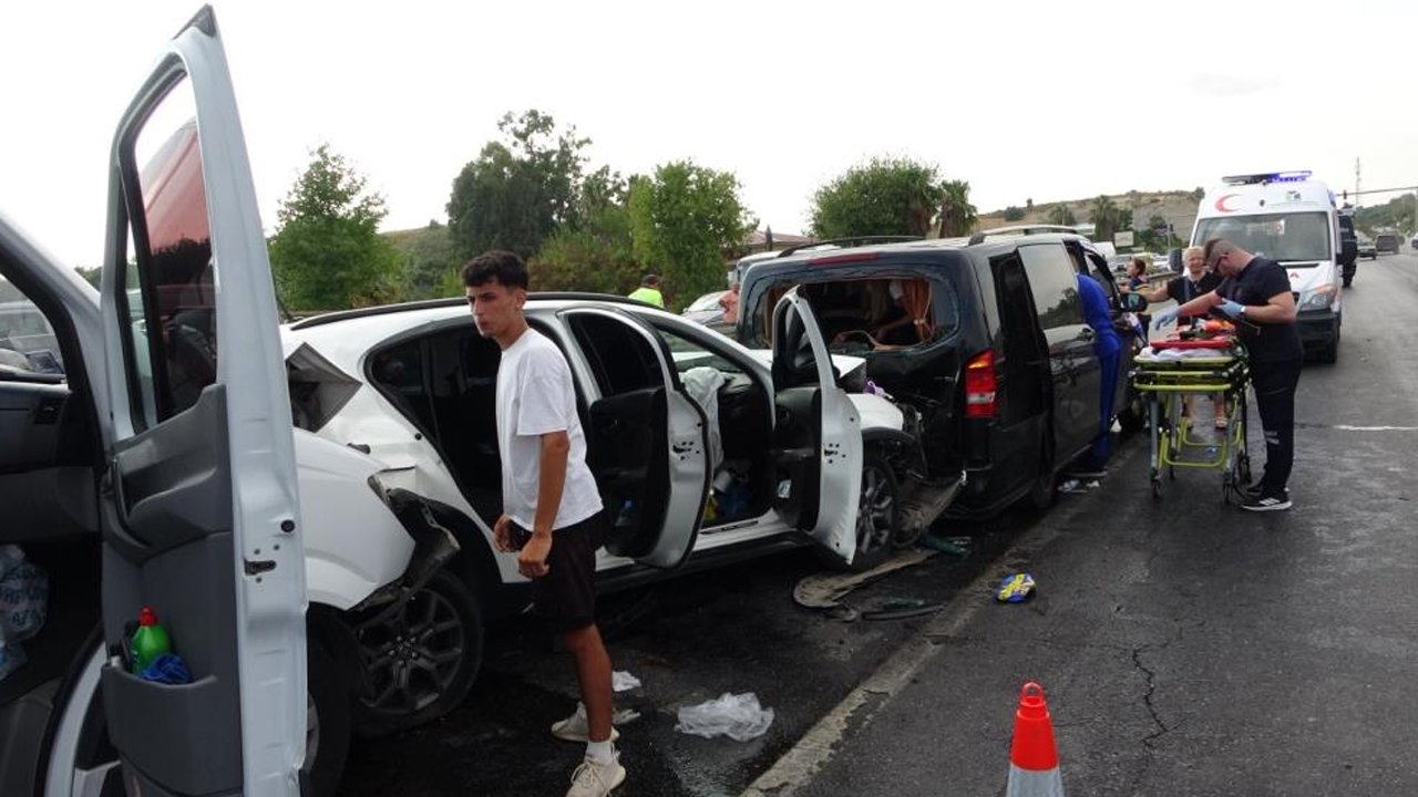 Antalya'da 6 araç birbirine girdi: 17 kişi yaralandı