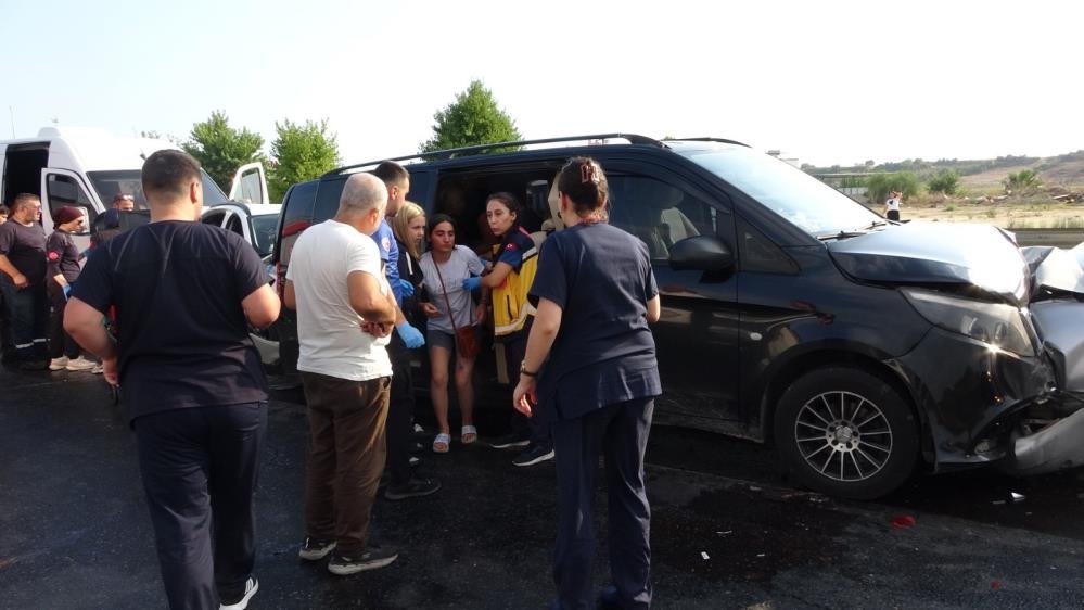 Antalya'da 6 araç birbirine girdi: 17 kişi yaralandı