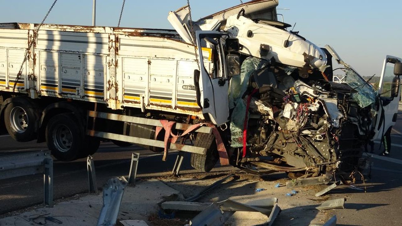 Çanakkale'de kamyon bariyerlere ok gibi saplandı! 2 kişi can verdi