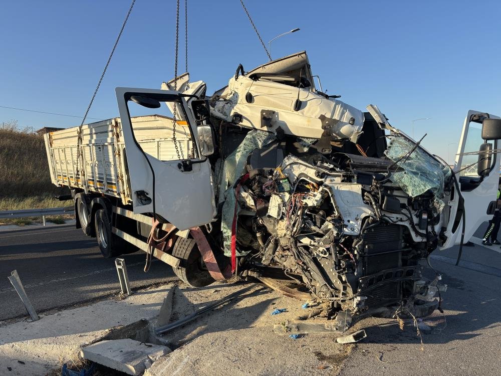 Çanakkale'de kamyon bariyerlere ok gibi saplandı! 2 kişi can verdi