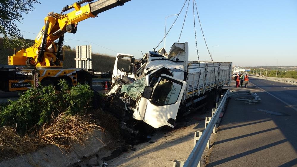 Çanakkale'de kamyon bariyerlere ok gibi saplandı! 2 kişi can verdi