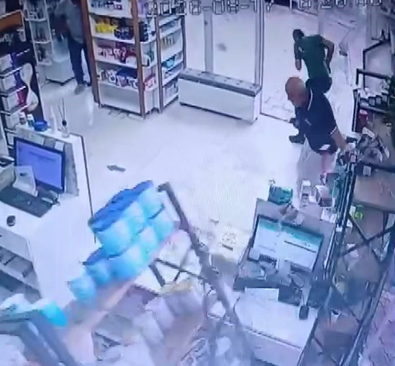 Eczanede korku dolu anlar! Fırtınaya dayanamayan camlar patladı, içerdekiler sağa sola kaçıştı