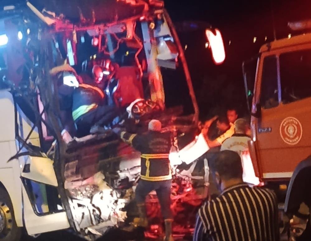 Gaziantep'te feci kaza! Yolcu otobüsü tırla çarpıştı: Ölü ve yaralılar var