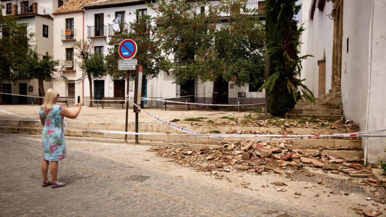 İspanya'nın turistik şehrinde korkutan deprem! Yaralılar var