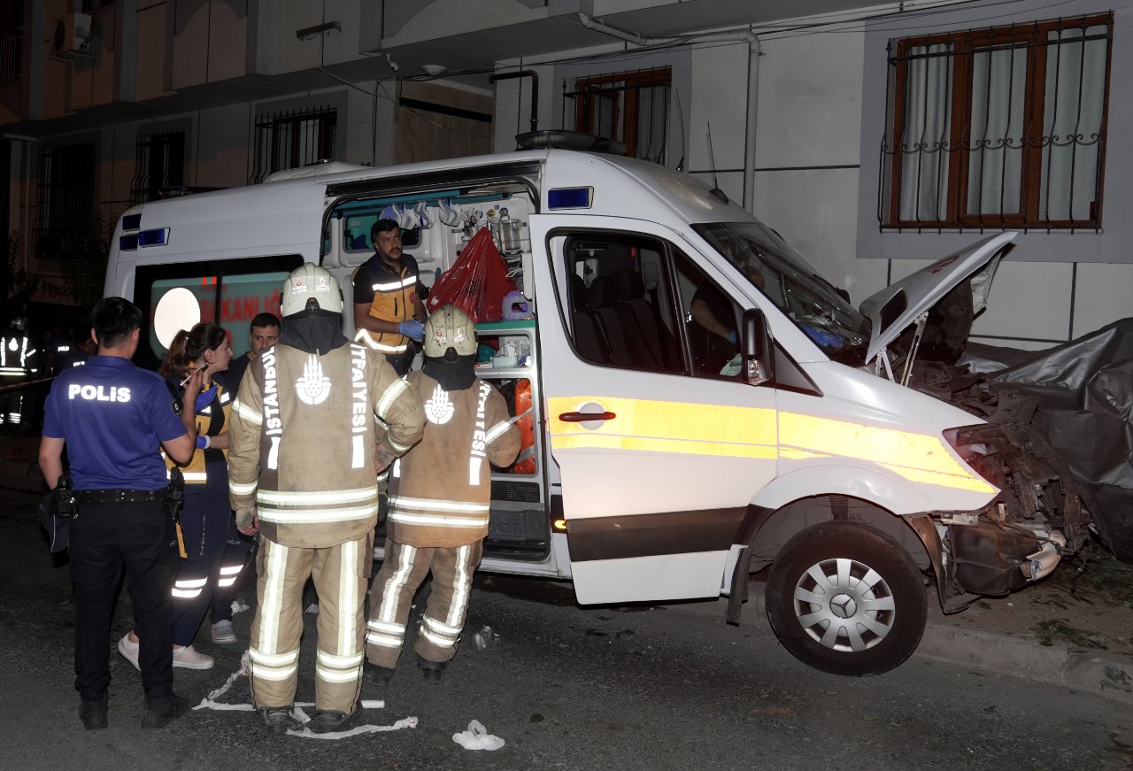 İstanbul'da ambulans ile otomobil çarpıştı! Sağlık çalışanları yaralandı