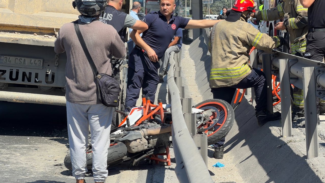 İstanbul'da feci kaza! Motosiklet sürücüsü, kamyonun altında can verdi