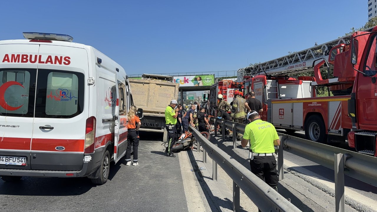 İstanbulda feci kaza! Motosiklet sürücüsü, kamyonun altında can verdi