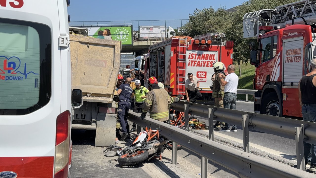 İstanbulda feci kaza! Motosiklet sürücüsü, kamyonun altında can verdi