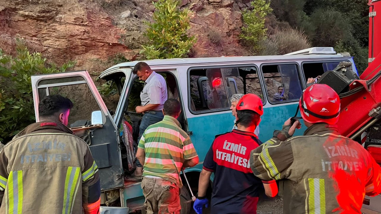İzmir'de işçi servisi kaza yaptı! Ölü ve yaralılar var