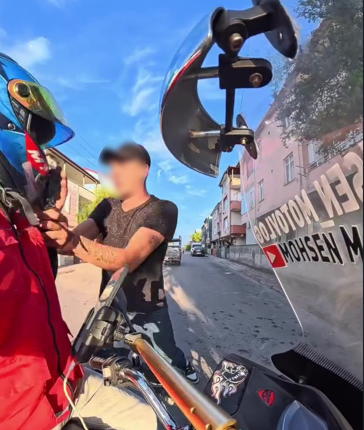 Kocaeli’de motokuryeye korkunç saldırı kamerada! ‘Seni gebertirim’ dedi, yumruk attı, kafasına vurdu