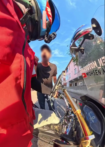 Kocaeli’de motokuryeye korkunç saldırı kamerada! ‘Seni gebertirim’ dedi, yumruk attı, kafasına vurdu