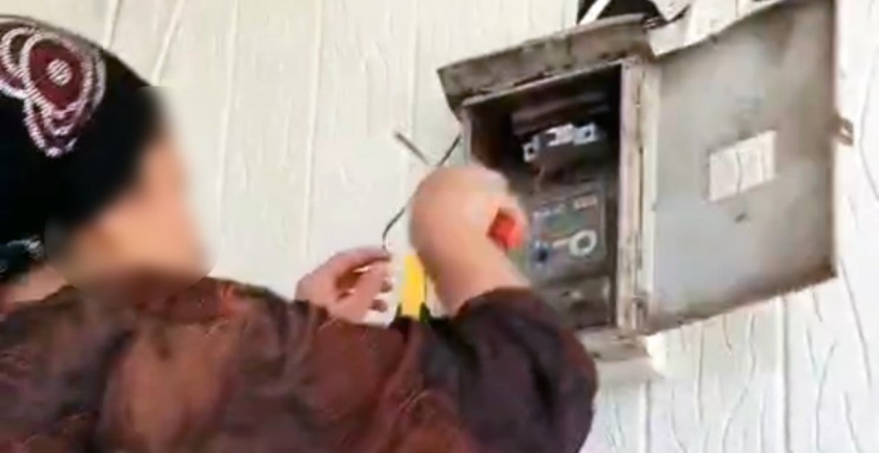 Şanlıurfa'da bir kadın denetim ekiplerini oyalayıp kaçak hattı saniyeler içinde kesti!