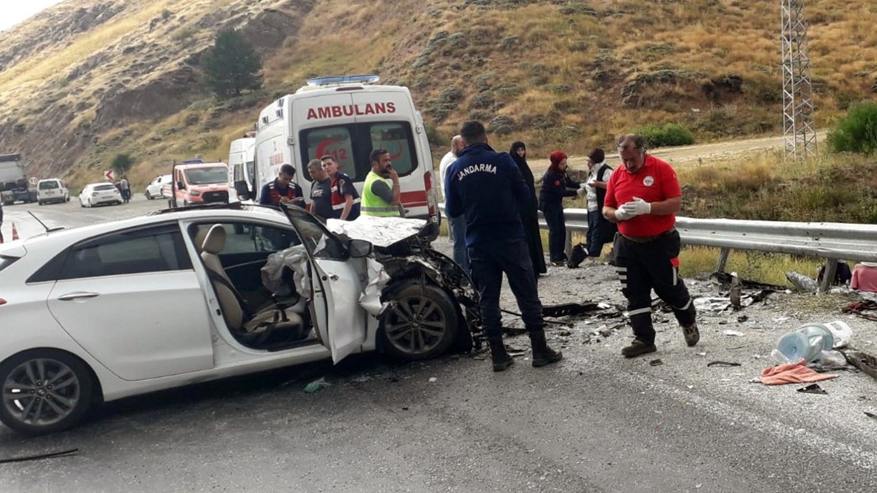 Sivas'ta minibüsle otomobil çarpıştı: 11 kişi yaralandı