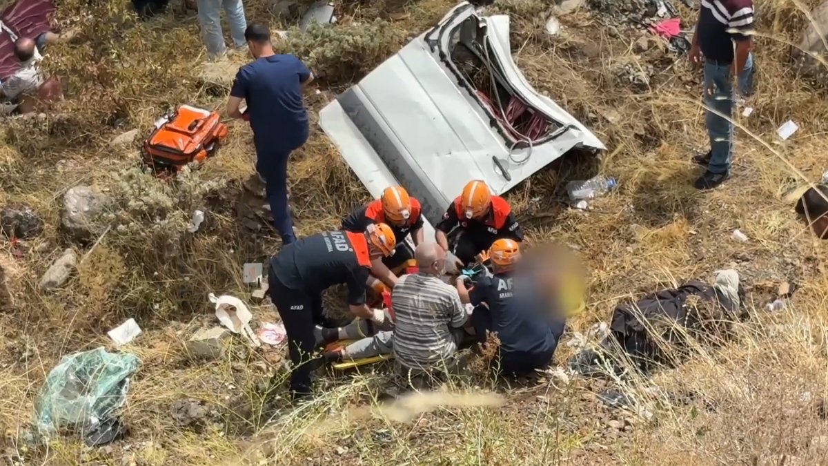 Sivas'ta yolcu minibüsü şarampole devrildi: Çok sayıda ölü ve yaralı var