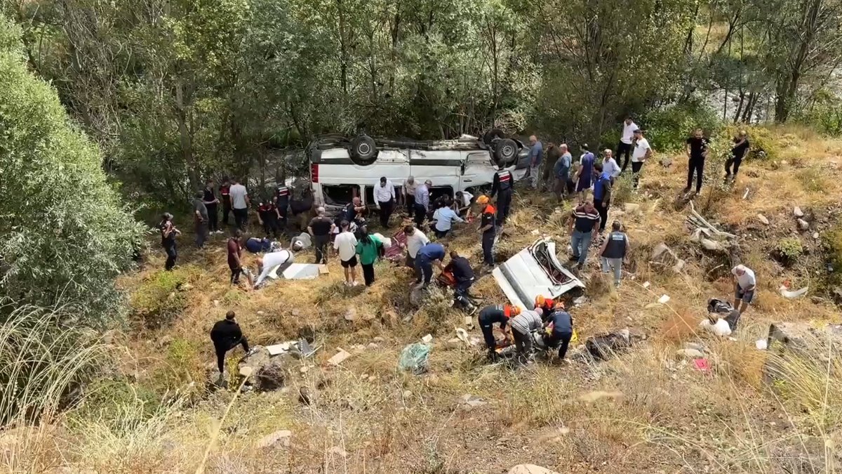 Sivas'ta yolcu minibüsü şarampole devrildi: Çok sayıda ölü ve yaralı var