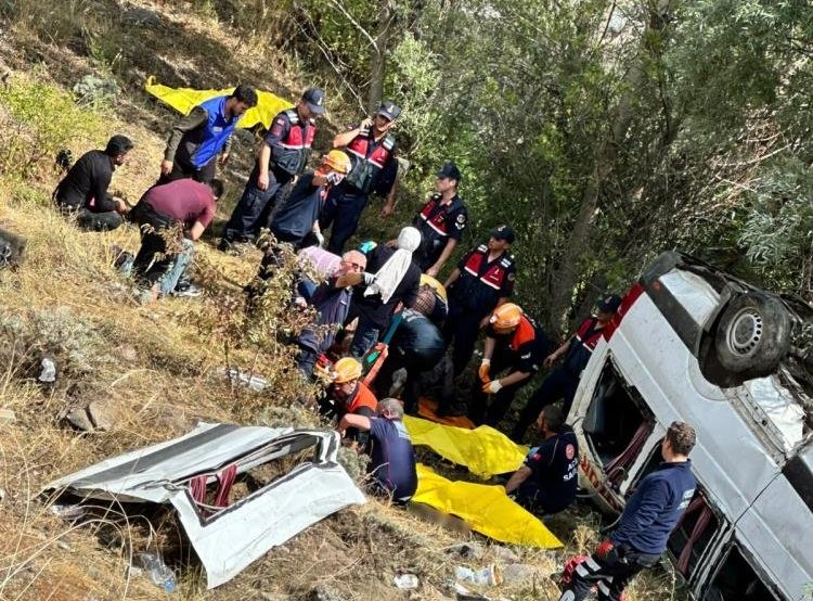 Sivasta yolcu minibüsü şarampole devrildi: Çok sayıda ölü ve yaralı var