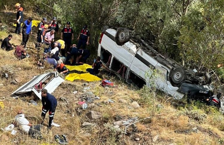 Sivasta yolcu minibüsü şarampole devrildi: Çok sayıda ölü ve yaralı var