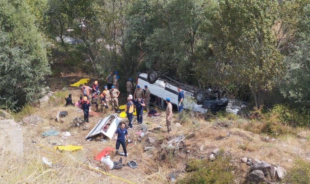 Sivasta yolcu minibüsü şarampole devrildi: Çok sayıda ölü ve yaralı var