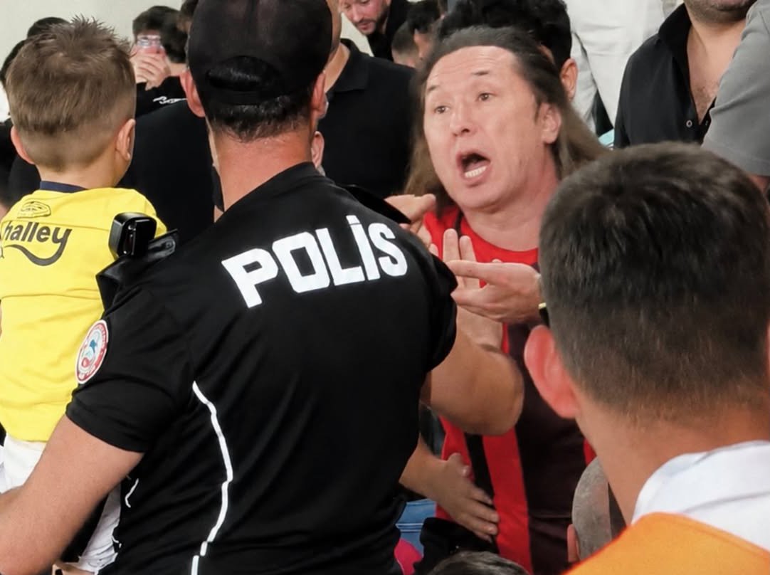Gençlerbirliği-Fenerbahçe maçında sarı-lacivertli forma giymiş 4 yaşındaki çocuğa ev sahibi taraftaron tepki göstermesi Türkiye'nin gündemine oturdu.