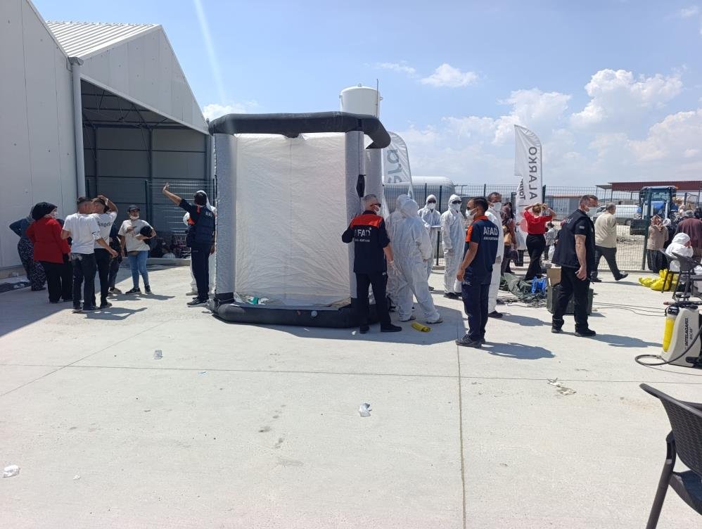 Afyonkarahisar sera zehirlenmesi: 24 işçi hastaneye kaldırıldı