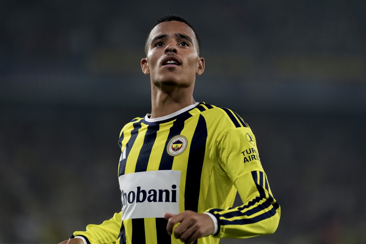 İngiliz yıldız Mason Greenwood, 47'nci dakikada şık bir gole imza atıp, Fenerbahçe'ye beraberliği getirdi.