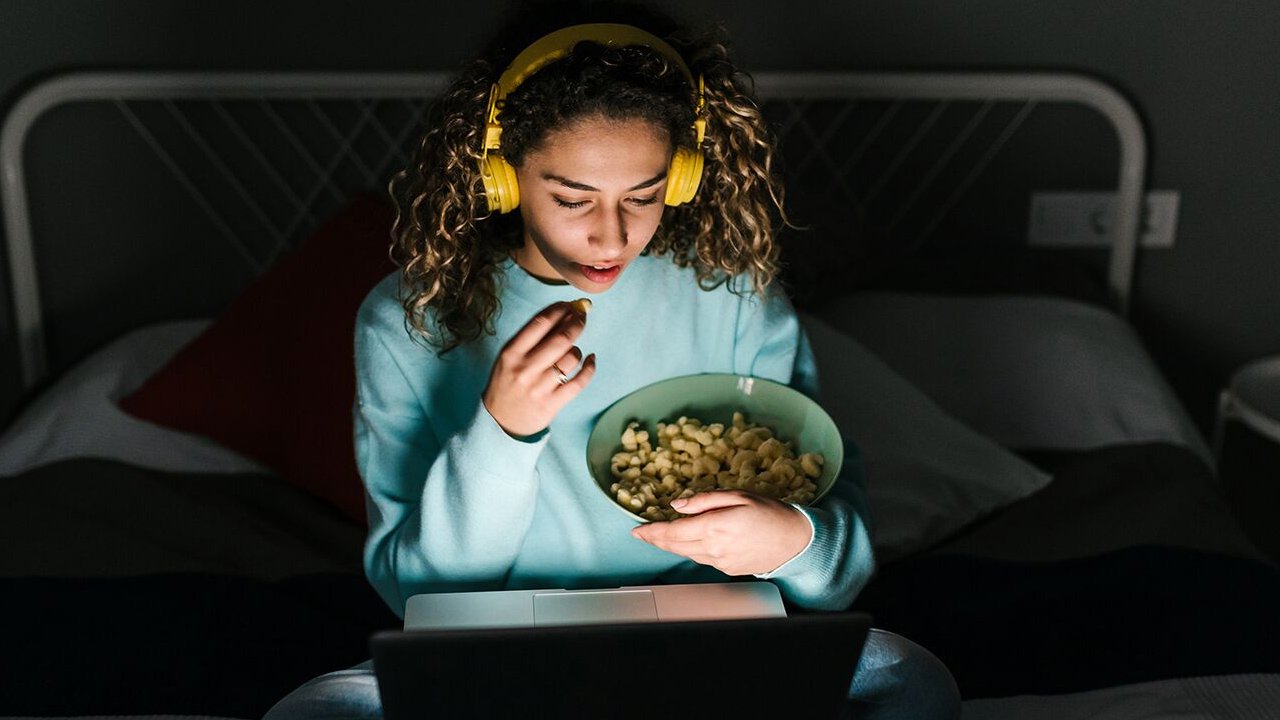 Gece yenen bir tabak yemeğin şaşırtan etkisi… Vücudun dengesini alt üst ediyor
