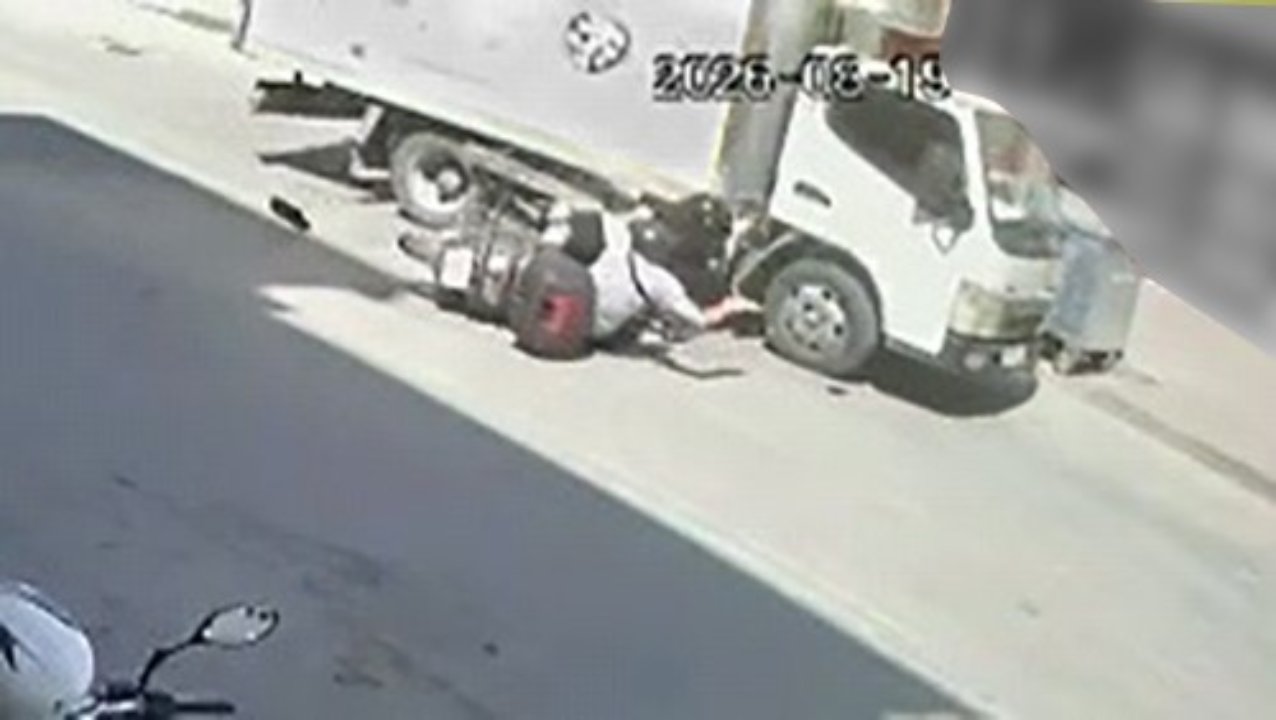 İnegöl'de korkutan kaza kamerada: Kamyonetle motosiklet böyle çarpıştı