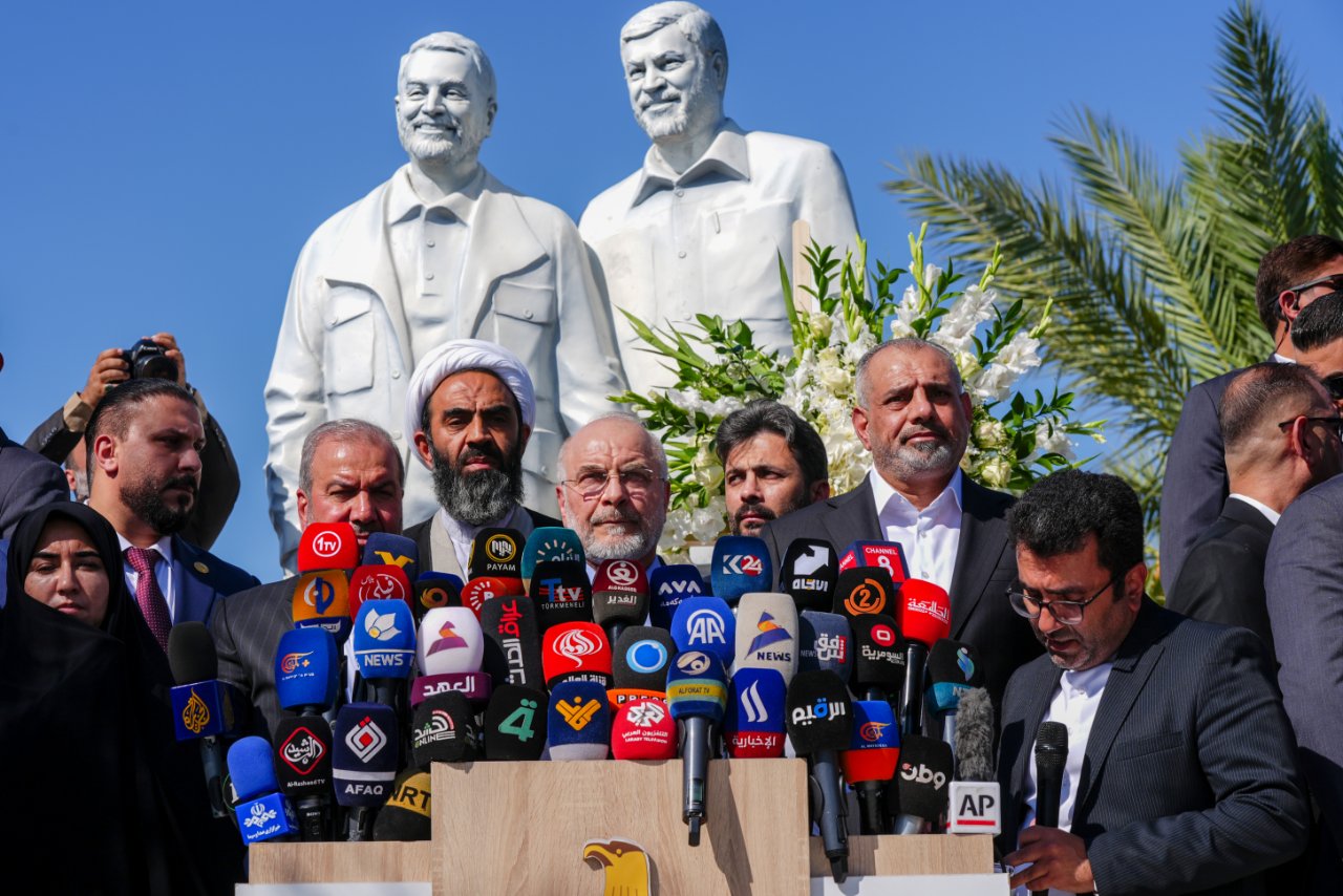 İran Meclis Başkanı Muhammed Bakır Kalibaf, resmi temaslar için gittiği Irak'ta ilk olarak Devrim Muhafızları Ordusu'na bağlı eski Kudüs Gücü Komutanı Kasım Süleymani'nin Bağdat Havalimanı'ndaki anıtını ziyaret etti.