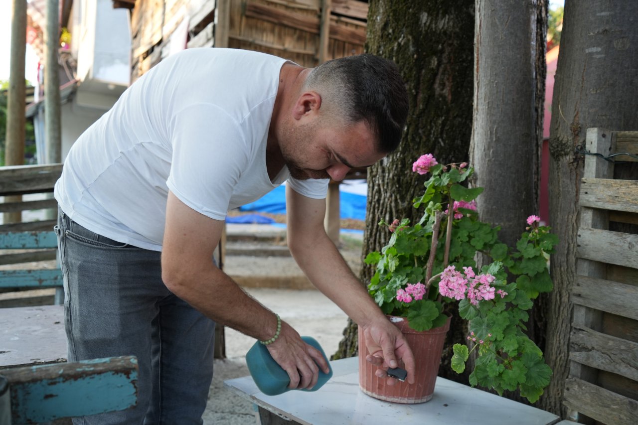 İzmir’de mahalleyi bıktıran sorun! Evlerine, araçlarına, sofralarına yağıyor… “Mıknatısla temizliyoruz”
