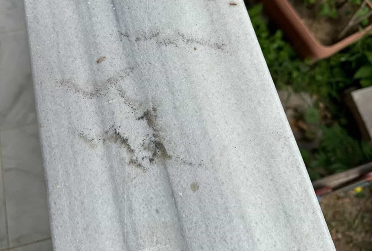 İzmir’de mahalleyi bıktıran sorun! Evlerine, araçlarına, sofralarına yağıyor… “Mıknatısla temizliyoruz”