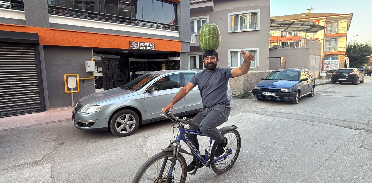 Kafasında 40 kiloluk karpuz varken koşuyor, halay çekiyor! Görenler gözlerine inanamıyor