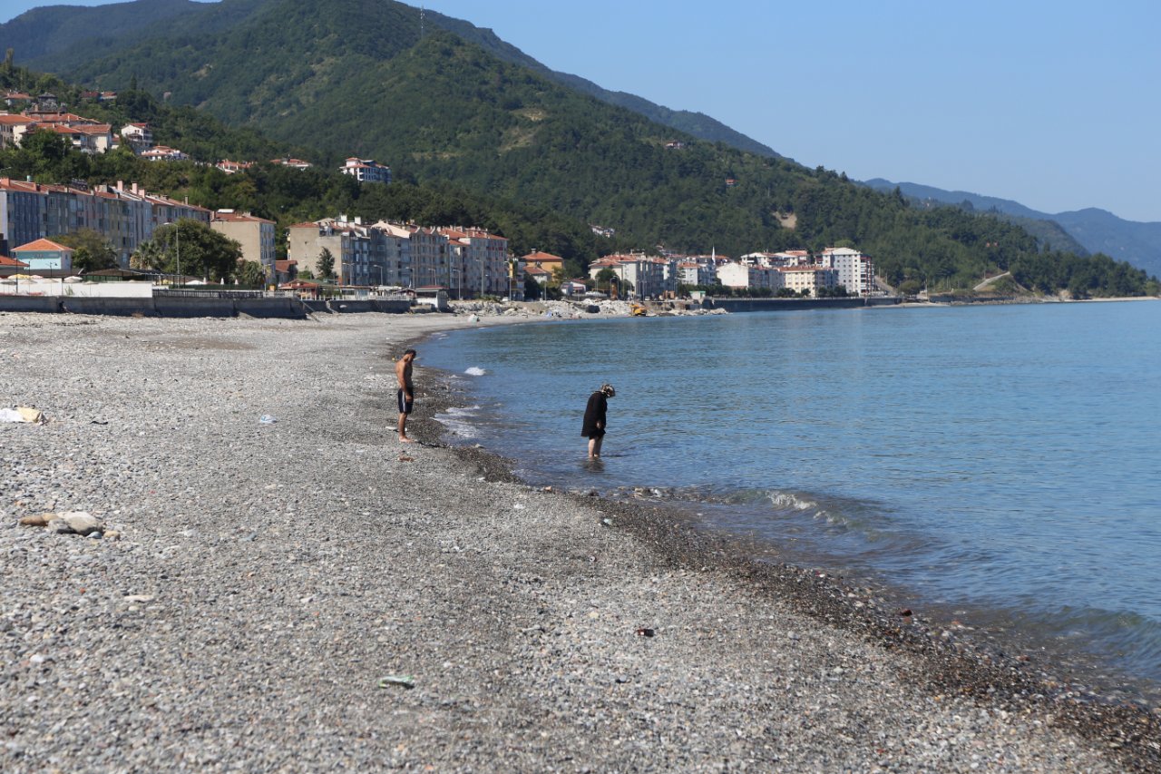 Kastamonu'da deniz bir türlü ısınmadı! Tatilciler soğuktan suya giremiyor