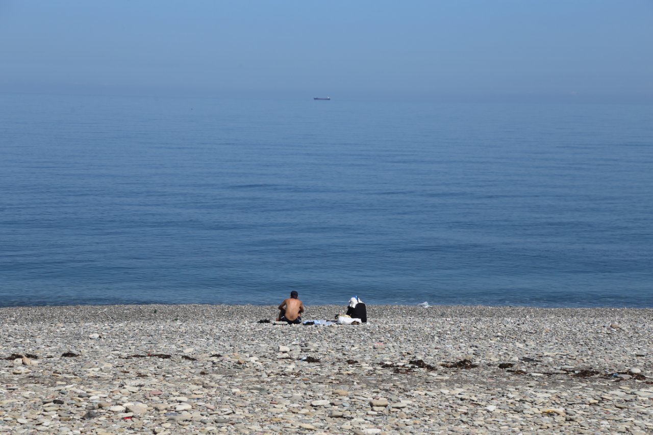Kastamonu'da deniz bir türlü ısınmadı! Tatilciler soğuktan suya giremiyor