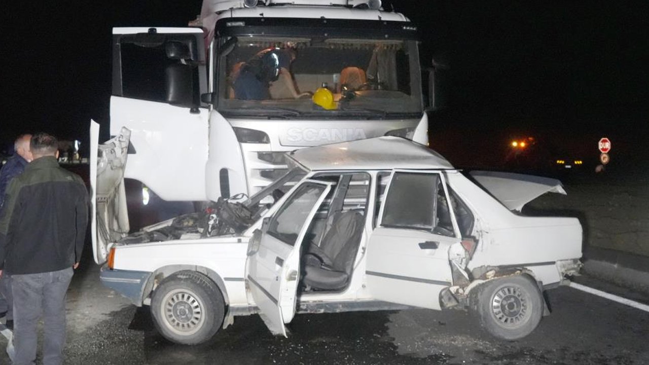 Kastamonu'da feci kaza! Tır ile otomobil çarpıştı: Karı koca hayatını kaybetti