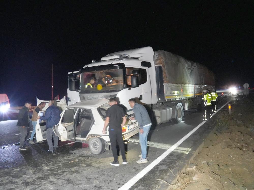 Kastamonu'da feci kaza! Tır ile otomobil çarpıştı: Karı koca hayatını kaybetti