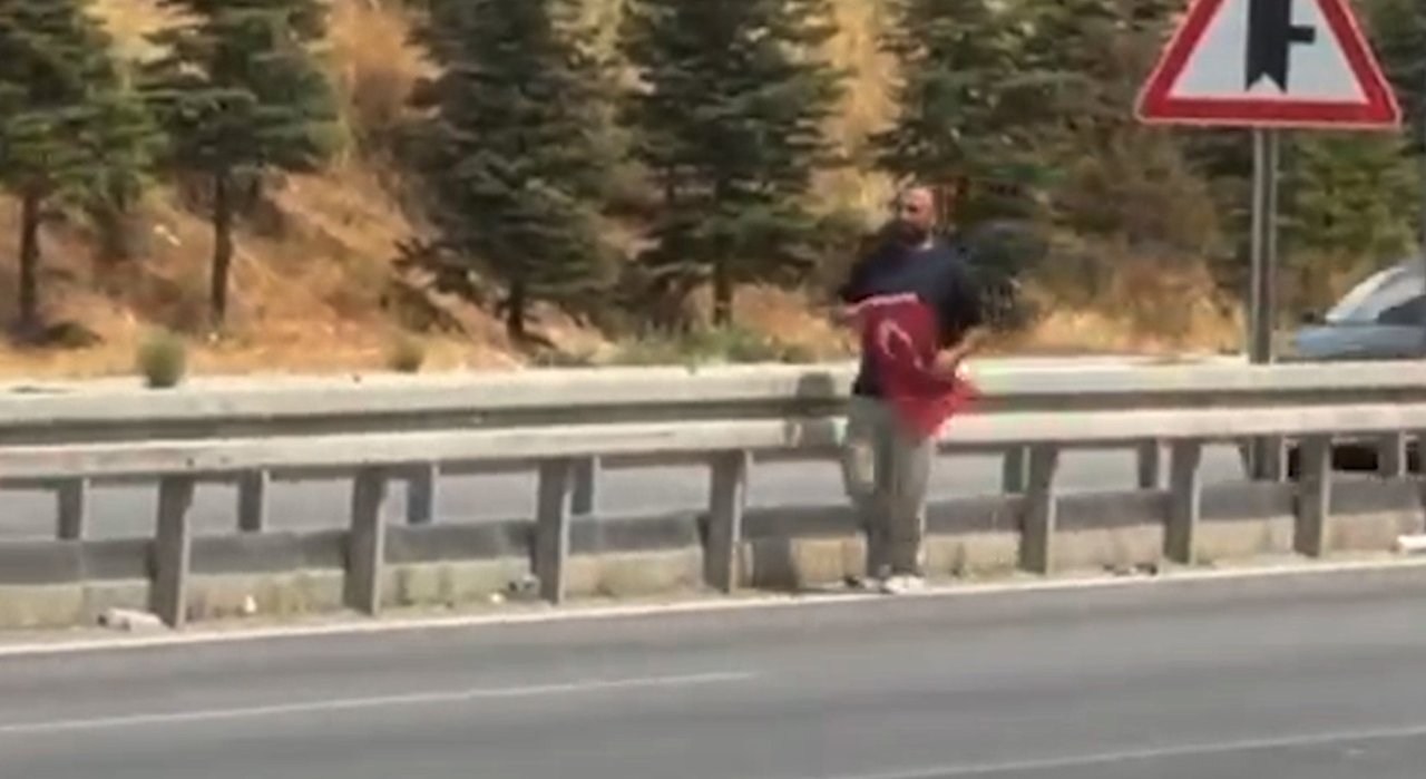 Kırıkkale'de örnek davranış! Yola düşen Türk bayrağını yerde bırakmadı!