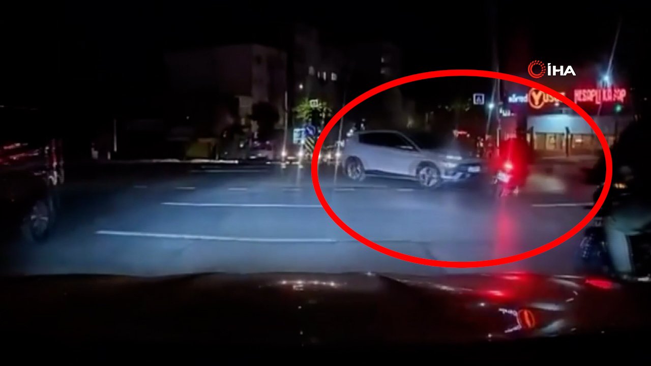 Kırmızı ışıkta geçen otomobil motosiklete çarptı! O anlar kamerada