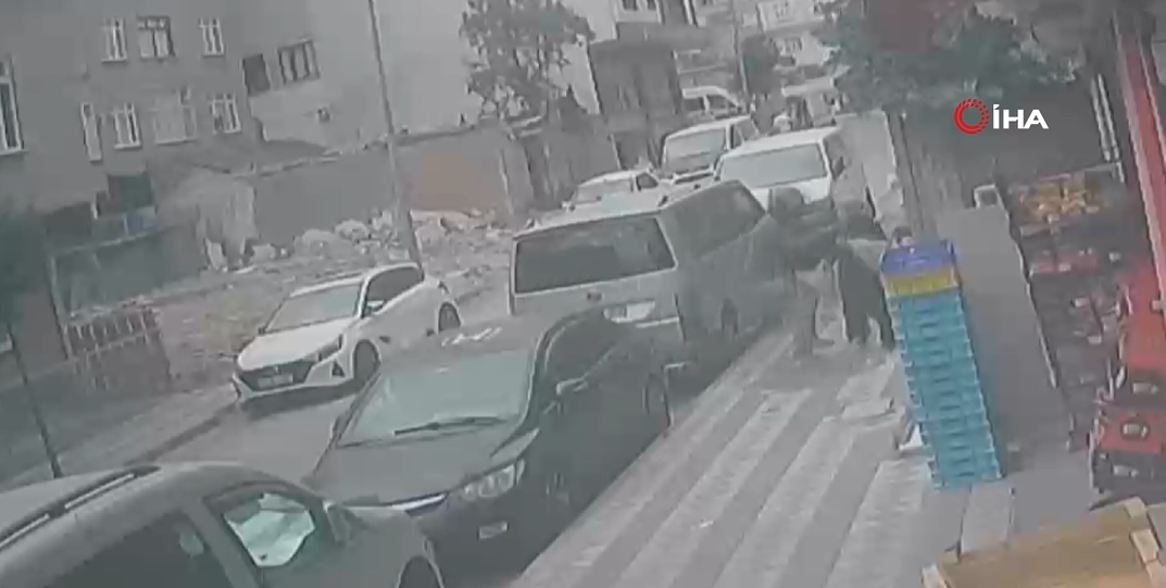 Korku dolu anlar kamerada! ATM'den para çekti, saniyeler sonra gasp edildi