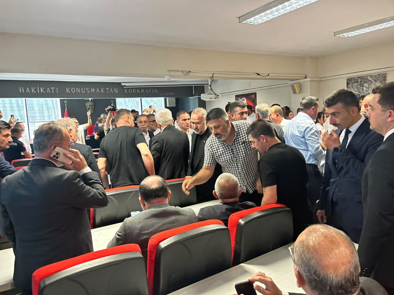 Menderes’te hesaplar sandıkta değişti! CHP’li Sarı: AK Parti adayı, Yeni Partililerin oylarıyla kazandı