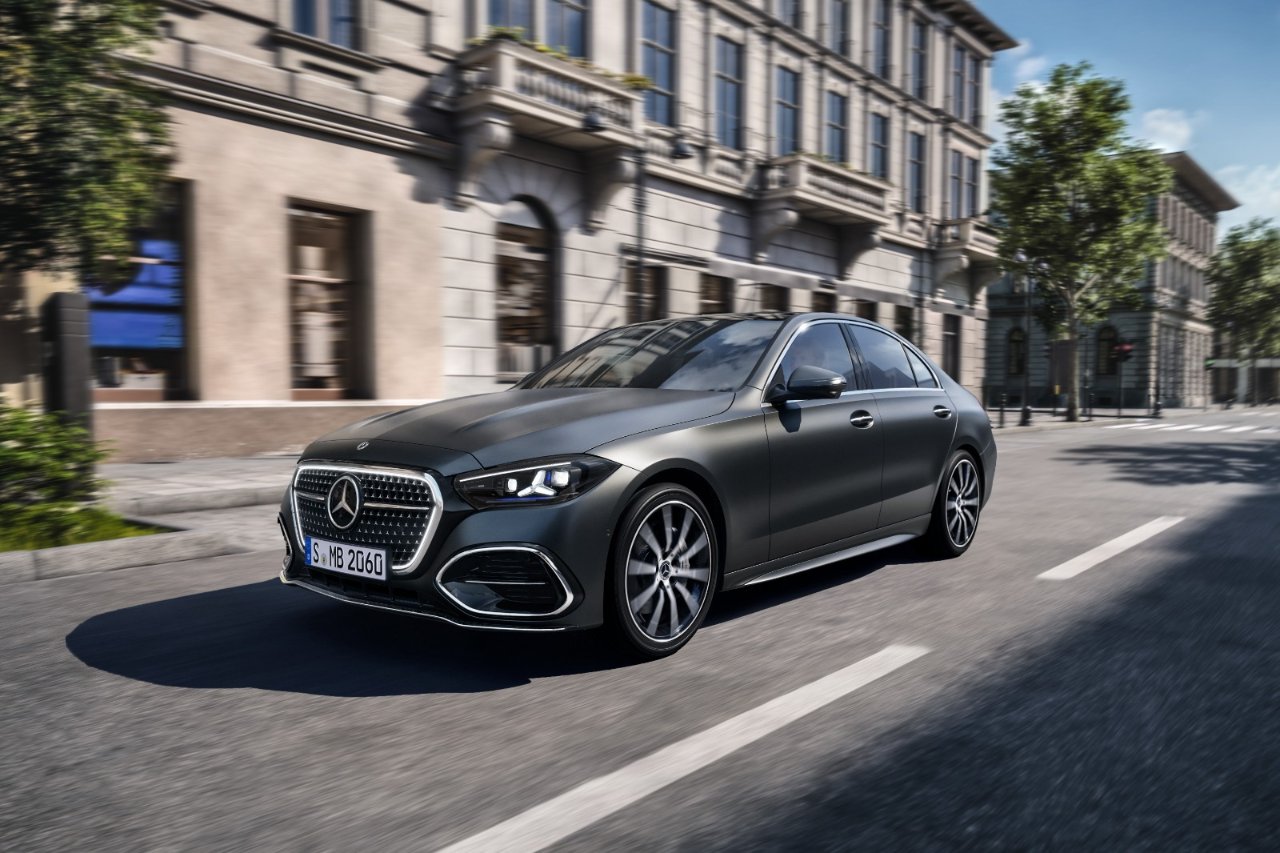 Mercedes C-Serisi yenilendi! Yapay zeka destekli kokpit ve daha güçlü hibrit motorlar