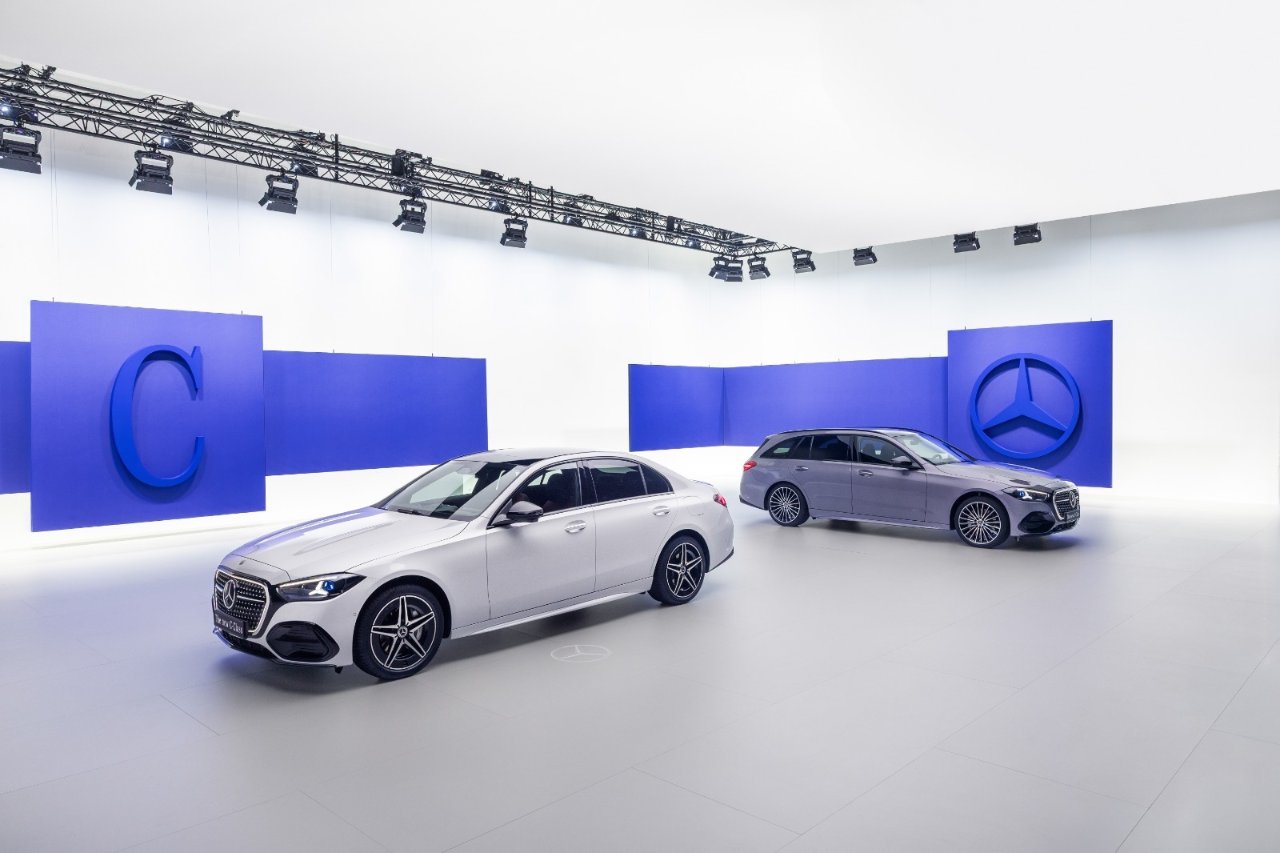 Mercedes C-Serisi yenilendi! Yapay zeka destekli kokpit ve daha güçlü hibrit motorlar