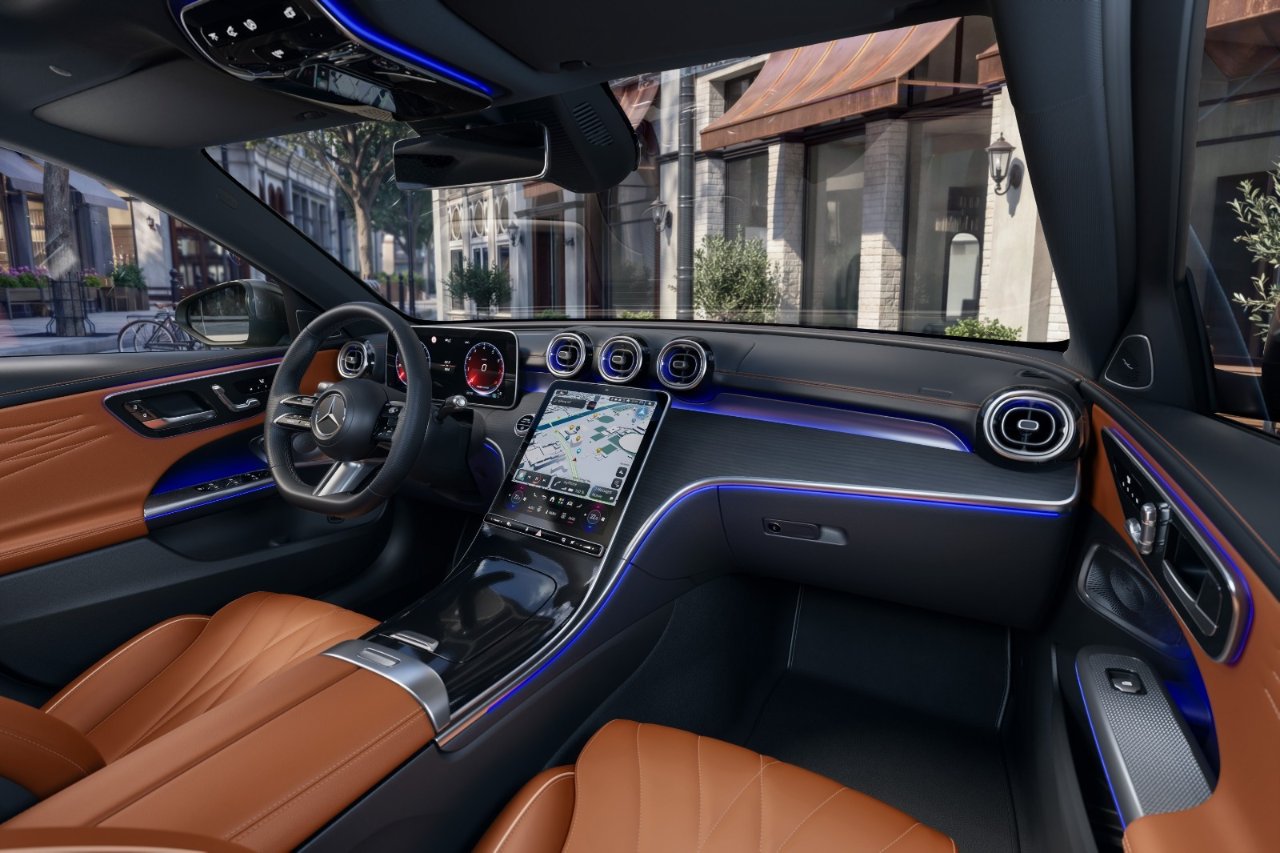 Mercedes C-Serisi yenilendi! Yapay zeka destekli kokpit ve daha güçlü hibrit motorlar
