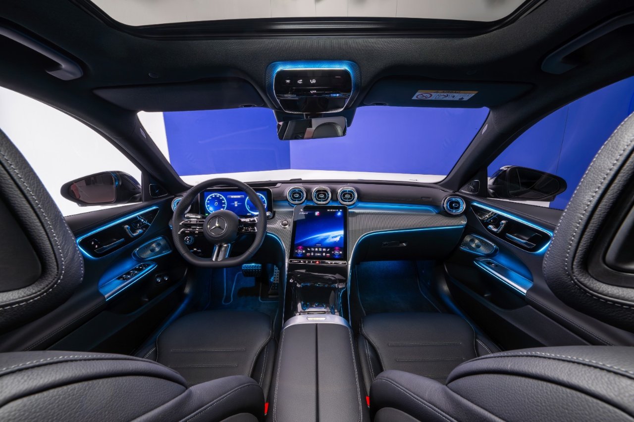 Mercedes C-Serisi yenilendi! Yapay zeka destekli kokpit ve daha güçlü hibrit motorlar