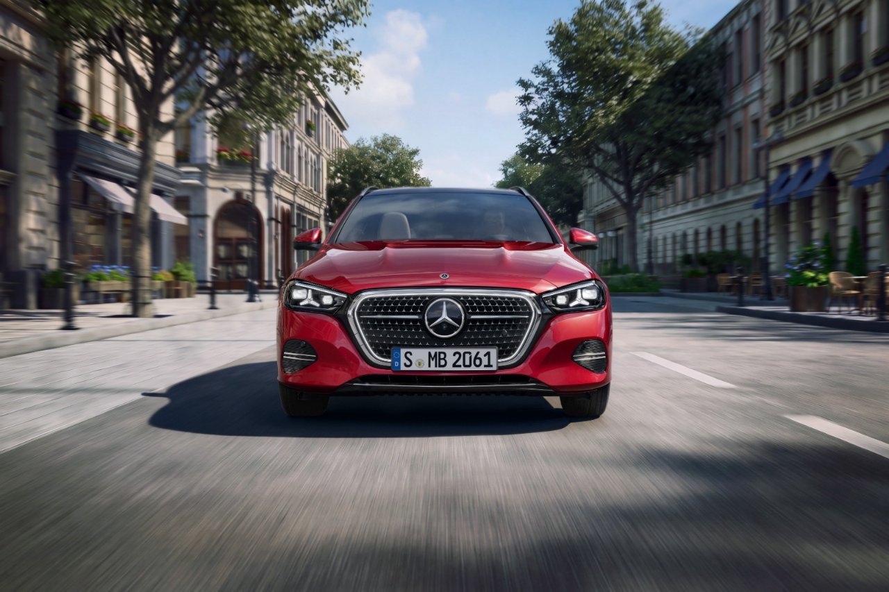 Mercedes C-Serisi yenilendi! Yapay zeka destekli kokpit ve daha güçlü hibrit motorlar
