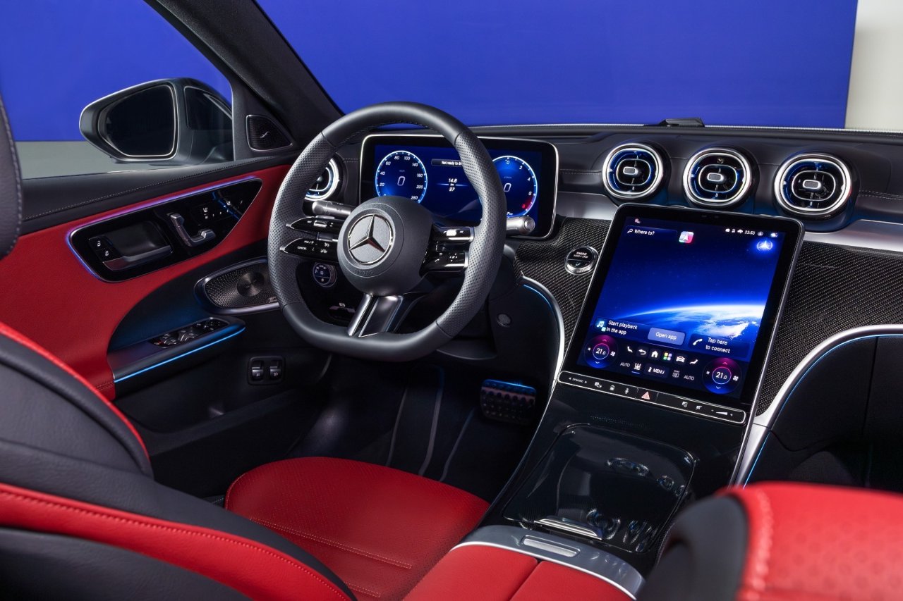 Mercedes C-Serisi yenilendi! Yapay zeka destekli kokpit ve daha güçlü hibrit motorlar