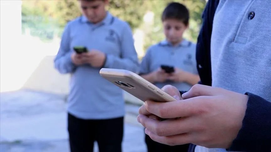 Okullarda cep telefonu yasak mı? MEB genelgesi yayımlandı